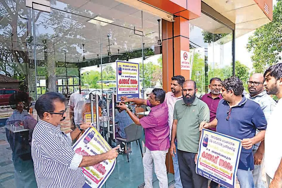 വാണിജ്യ എൽപിജി സിലിൻഡറിന്റെ വിലവർധനയിൽ പ്രതിഷേധിച്ച് കെഎച്ച്ആർഎ നടത്തുന്ന കടയടച്ചിട്ടുള്ള
പ്രതിഷേധത്തിന് മുന്നോടിയായി ആലപ്പുഴ പക്കി ജങ്ഷനിലെ ഹോട്ടലിന് മുന്നിൽ പോസ്റ്റർ പതിച്ചപ്പോൾ