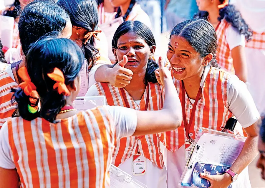 ആലപ്പുഴ എസ്ഡിവി ഗേൾസ് ഹൈസ-്കൂളിൽ ആദ്യദിനം എസ്എസ്എൽസി പരീക്ഷയ-്ക്ക് എത്തിയ വിദ്യാർഥി
ഹാളിലേക്ക് കയറുന്നതിന് മുമ്പായി സഹപാഠിക്ക് വിജയാശംസ നേരുന്നു ഫോട്ടോ : കെ എസ് ആനന്ദ്