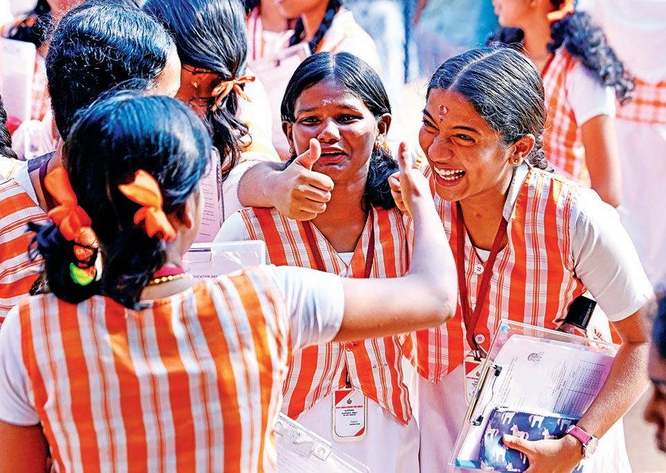 ആലപ്പുഴ എസ്ഡിവി ഗേൾസ് ഹൈസ-്കൂളിൽ ആദ്യദിനം എസ്എസ്എൽസി പരീക്ഷയ-്ക്ക് എത്തിയ വിദ്യാർഥി  ഹാളിലേക്ക് കയറുന്നതിന് മുമ്പായി സഹപാഠിക്ക് വിജയാശംസ നേരുന്നു                                 ഫോട്ടോ : കെ എസ് ആനന്ദ് 