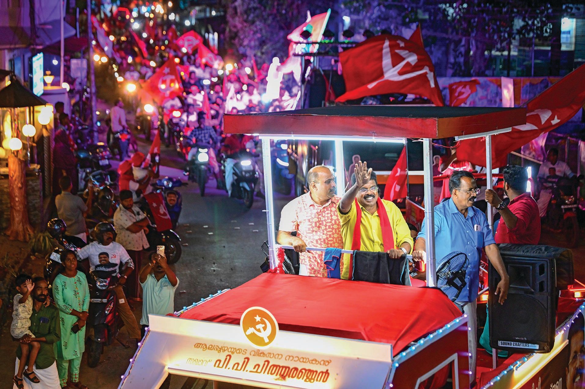 ആലപ്പുഴ മണ്ഡലം എൽ ഡി എഫ് സ്ഥാനാർഥി പി പി ചിത്തരഞ്ജന്റെ റോഡ് ഷോ  മണ്ണഞ്ചേരിയിവല്‍  എത്തിയപ്പോൾ 