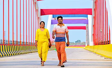 ദ്വീപിൽ പാമ്പുകടിയേറ്റു മരിച്ച അംബികാദേവിയുടെ മക്കളായ   വിജിതയും വിനയചന്ദ്രനും പെരുമ്പളം പാലത്തിൽ  