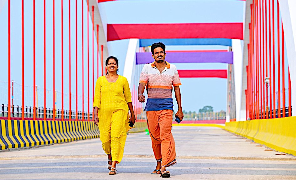 ദ്വീപിൽ പാമ്പുകടിയേറ്റു മരിച്ച അംബികാദേവിയുടെ മക്കളായ   വിജിതയും വിനയചന്ദ്രനും പെരുമ്പളം പാലത്തിൽ  