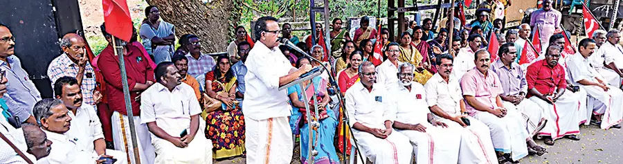 കെഎസ-്കെടിയു, ബികെഎംയു നേതൃത്വത്തിൽ സംഘടിപ്പിച്ച പാസ-്പോർട്ട് ഓഫീസ് മാർച്ചും ധർണ്ണയും സംസ്ഥാന പ്രസിഡന്റ് ആനാവൂർ നാഗപ്പൻ ഉദ്ഘാടനംചെയ്യുന്നു