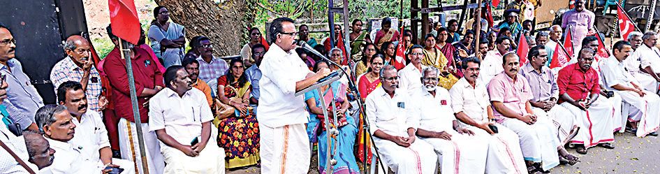 കെഎസ-്കെടിയു, ബികെഎംയു നേതൃത്വത്തിൽ സംഘടിപ്പിച്ച പാസ-്പോർട്ട്  ഓഫീസ് മാർച്ചും ധർണ്ണയും സംസ്ഥാന പ്രസിഡന്റ്  ആനാവൂർ നാഗപ്പൻ ഉദ്ഘാടനംചെയ്യുന്നു