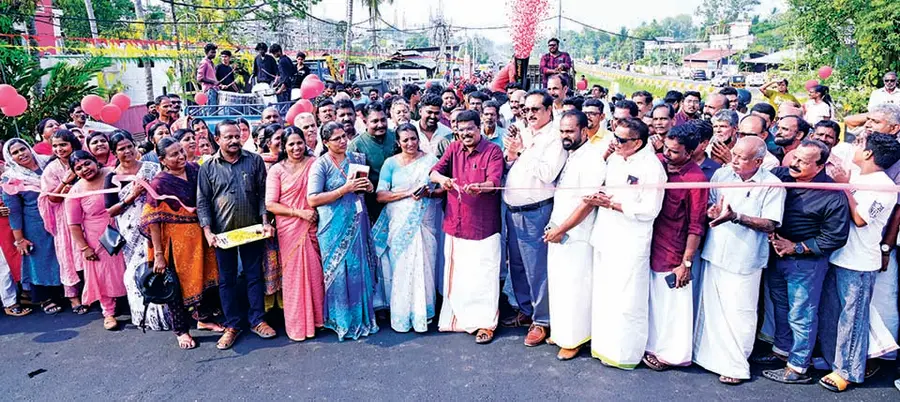 മന്ത്രി പി എ മുഹമ്മദ് റിയാസ് ഓണ്‍ലൈനായി ഉദ്ഘാടനംചെയ്‍ത കൊമ്മാടി‑മട്ടാഞ്ചേരി റോഡ്  പി പി ചിത്തരഞ്ജൻ എംഎൽഎ തുറന്നുനല്‍കുന്നു 