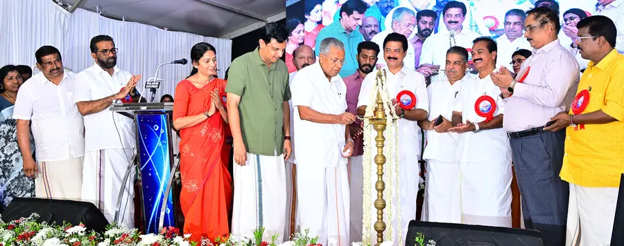 എ സി റോഡ്, പടഹാരം പാലം എന്നിവയുടെ ഉദ്ഘാടനവും, കുട്ടനാട് കുടിവെള്ള പദ്ധതി, കാവാലം തട്ടാശേരി പാലം, വീയപുരം മുളക്കാൻതുരുത്തി റോഡ്  എന്നിവയുടെ നിർമാണ ഉദ്ഘാടനവും മുഖ്യമന്ത്രി പിണറായി വിജയൻ നടത്തുന്നു