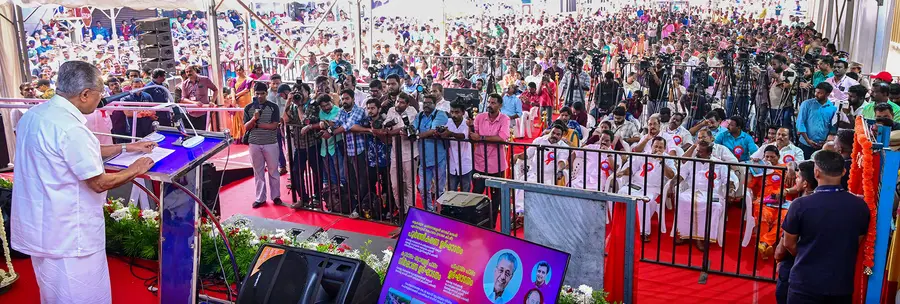 എ സി റോഡ്, പടഹാരം പാലം എന്നിവയുടെ ഉദ്ഘാടനവും, കുട്ടനാട് കുടിവെള്ള പദ്ധതി, കാവാലം തട്ടാശേരി പാലം, വീയപുരം മുളക്കാൻതുരുത്തി റോഡ് എന്നിവയുടെ നിർമാണ ഉദ്ഘാടനവും മുഖ്യമന്ത്രി പിണറായി വിജയൻ നടത്തുന്നു