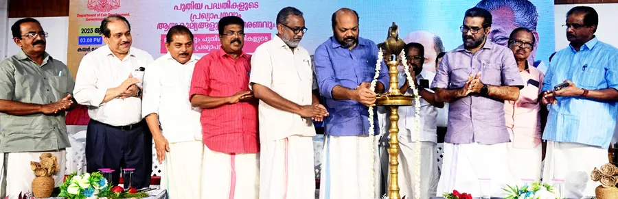Minister P Rajeev is announcing new projects in the coir sector and inaugurating the distribution of benefits. Alappuzha Card Bank President K R Bhagirathan, Industries Department Principal Secretary A P M Muhammed Haneesh, Coir Corporation Former Chairman R Nassar, PP Chittaranjan MLA, Minister P Prasad, H Salam MLA, Coir Corporation Chairman G Venugopal, KSDP Chairman C B Chandrababu and others are present.