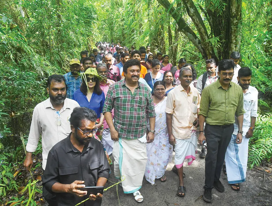"കുട്ടനാട് ബോട്ട് സഫാരി" പദ്ധതി വിലയിരുത്താൻ മന്ത്രി കെ ബി ഗണേഷ-്കുമാർ മുഹമ്മ പഞ്ചായത്തിലെ
പാതിരാമണൽ ദ്വീപ് സന്ദർശിക്കുന്നു. ജലഗതാഗത വകുപ്പ് ഡയറക-്ടർ ഷാജി വി നായർ, മുഹമ്മ പഞ്ചായത്ത് പ്രസിഡന്റ് സ്വപ-്ന ഷാബു എന്നിവർ സമീപം