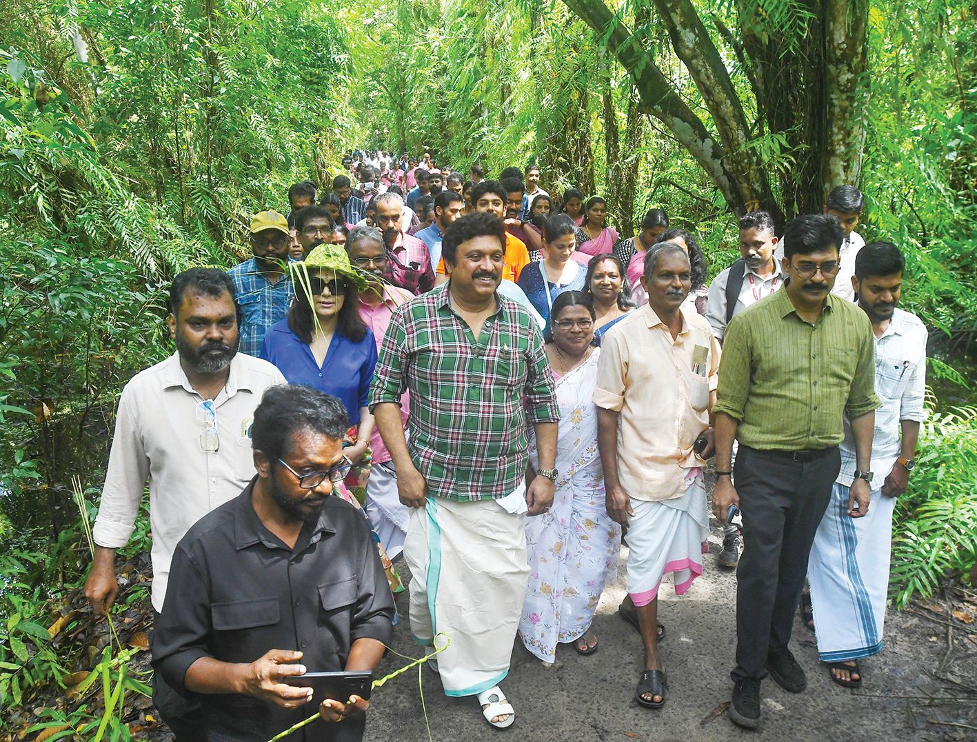"കുട്ടനാട് ബോട്ട് സഫാരി" പദ്ധതി വിലയിരുത്താൻ  മന്ത്രി കെ ബി ഗണേഷ-‍്കുമാർ മുഹമ്മ പഞ്ചായത്തിലെ  പാതിരാമണൽ ദ്വീപ് സന്ദർശിക്കുന്നു.  ജലഗതാഗത വകുപ്പ് ഡയറക-്ടർ ഷാജി വി നായർ, മുഹമ്മ പഞ്ചായത്ത് പ്രസിഡന്റ് സ്വപ-്ന ഷാബു എന്നിവർ സമീപം