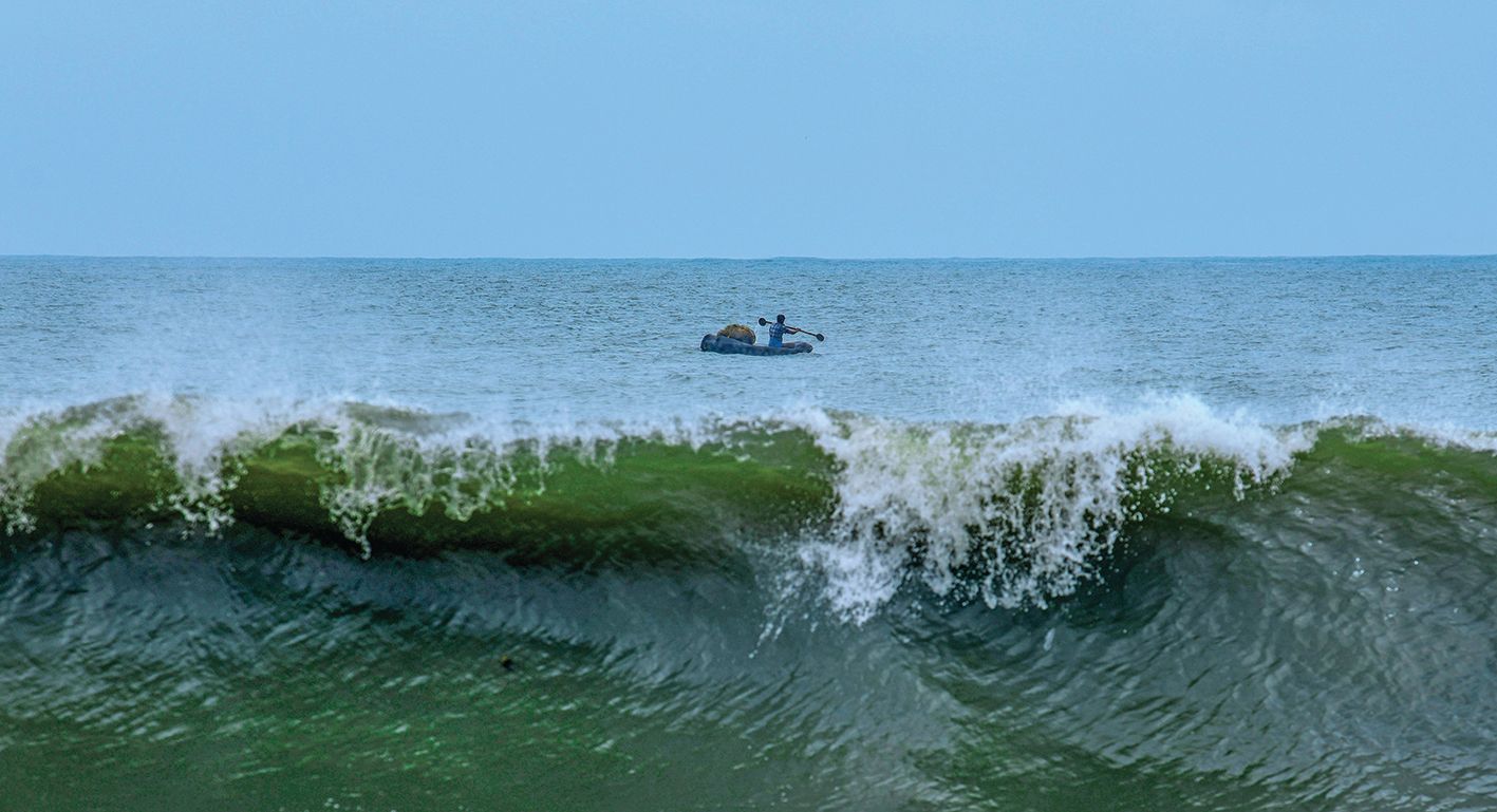 ഈ തിരയും കടന്ന്... 52 ദിവസം നീളുന്ന ട്രോളിങ് നിരോധനം  ആരംഭിച്ചു. പരമ്പരാഗത മത്സ്യബന്ധന തൊഴിലാളികൾക്ക് ട്രോളിങ് നിരോധന കാലത്ത് കടലിൽ പോകാൻ അനുമതിയുണ്ട്. ട്രോളിങ് നിരോധനംമൂലം തൊഴിൽ നഷ്ടപ്പെടുന്ന മത്സ്യത്തൊഴിലാളി കുടുംബങ്ങൾക്ക് സൗജന്യ റേഷൻ സർക്കാർ നൽകും. ആലപ്പുഴ ബീച്ചിൽ വട്ടായാൽ ഭാഗത്ത് പൊന്തുവള്ളത്തിൽ മീൻ പിടിക്കാൻ പോകുന്ന മത്സ്യത്തൊഴിലാളി