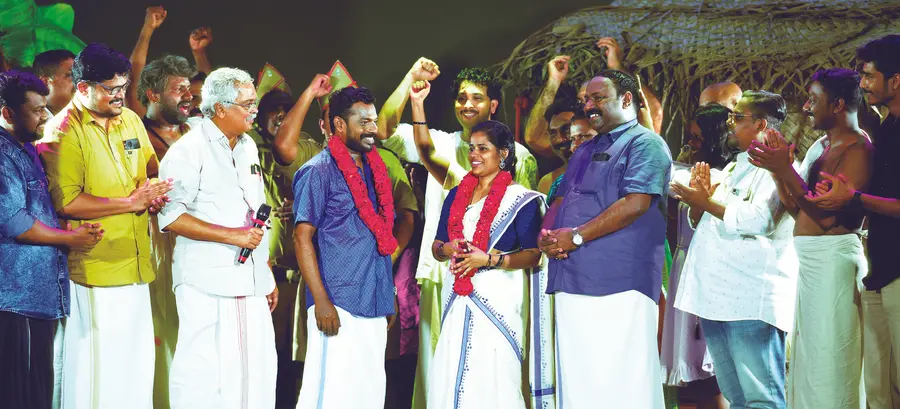 ഷെൽട്ടർ നാടകവേദിയിൽ അഭിനേതാവ് പ്രശാന്തും ചിഞ്ചുവും വിവാഹിതരായപ്പോൾ