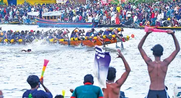 ഒന്നാമന്‍... ചമ്പക്കുളം മൂലം വള്ളംകളിയിൽ ചെറുതന ന്യൂ ബോട്ട് ക്ലബ്ബിനുവേണ്ടി പള്ളാത്തുരുത്തി ബോട്ട് ക്ലബ് തുഴഞ്ഞ ചെറുതന ചുണ്ടൻ ഒന്നാമതായി  ഫിനിഷ് ചെയ്യുന്നു                    