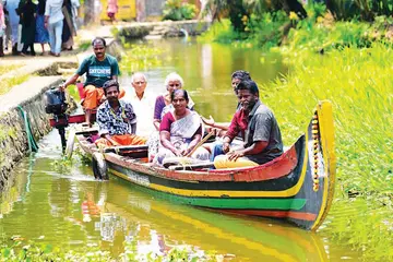 കുട്ടമംഗലം എസ്എൻഡിപി എച്ച്എസ്എസിൽ വോട്ട് രേഖപ്പെടുത്തിയശേഷം വള്ളത്തിൽ മടങ്ങുന്നവർ 