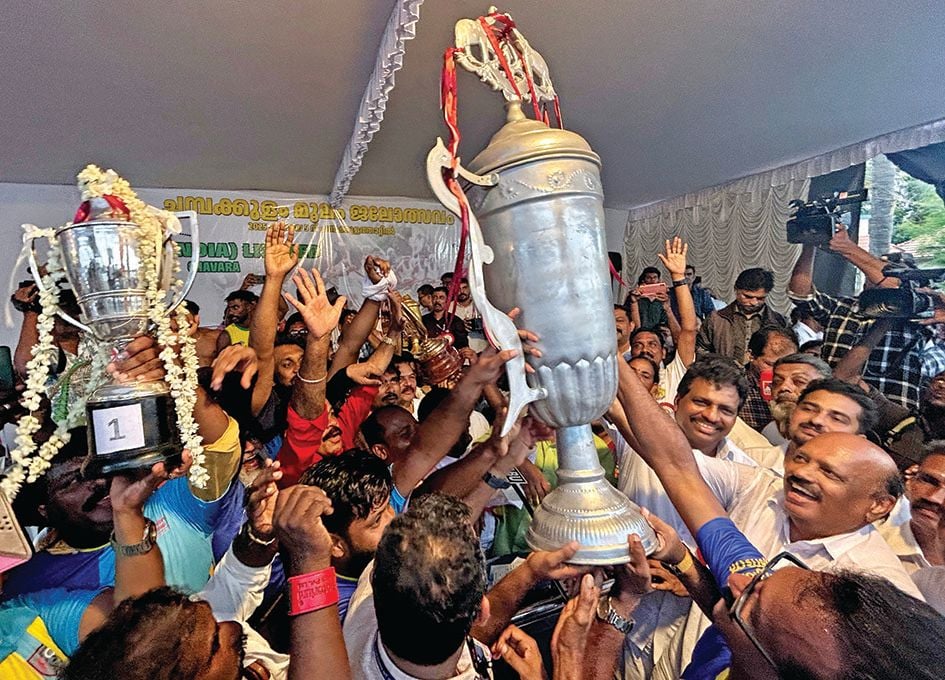 ചമ്പക്കുളം മൂലം വള്ളംകളിയിൽ ജേതാവായ ചെറുതന ചുണ്ടന്‌  കൊടിക്കുന്നിൽ സുരേഷ്‌ എംപിയും തോമസ്‌ കെ തോമസ്‌ എംഎൽഎയും  ചേർന്ന്‌ രാജപ്രമുഖൻ ട്രോഫി സമ്മാനിച്ചപ്പോൾ
