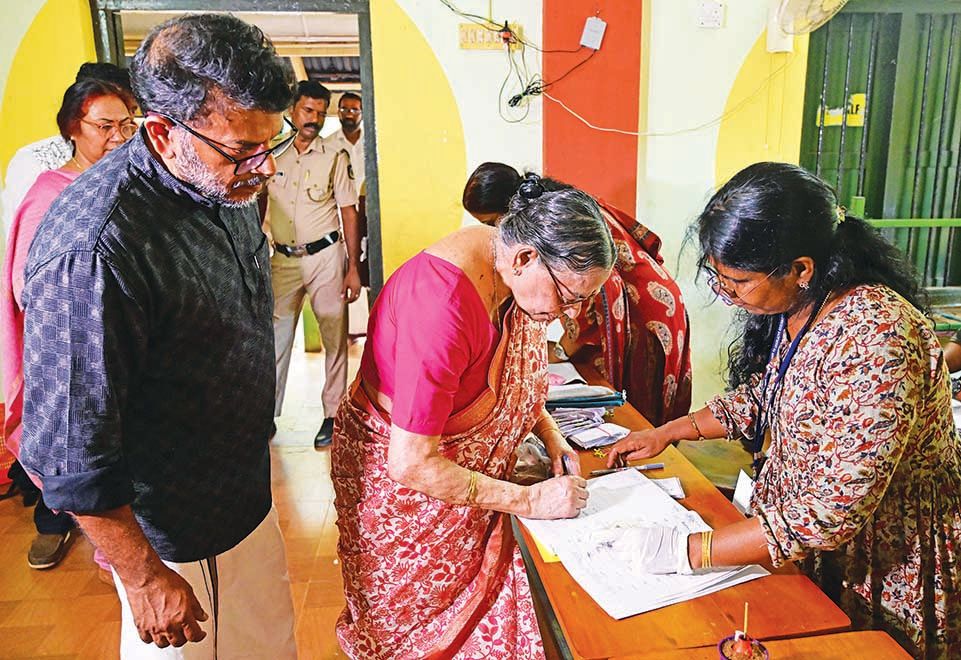 വി എസ് അച്യുതാനന്ദന്റെ ഭാര്യ വസുമതിയും മകൻ വി എ അരുൺകുമാറും പറവൂർ ഗവ. എച്ച്എസ്എസിൽ  90–-ാം നമ്പർ ബൂത്തിൽ വോട്ട് രേഖപ്പെടുത്താൻ എത്തിയപ്പോൾ 
