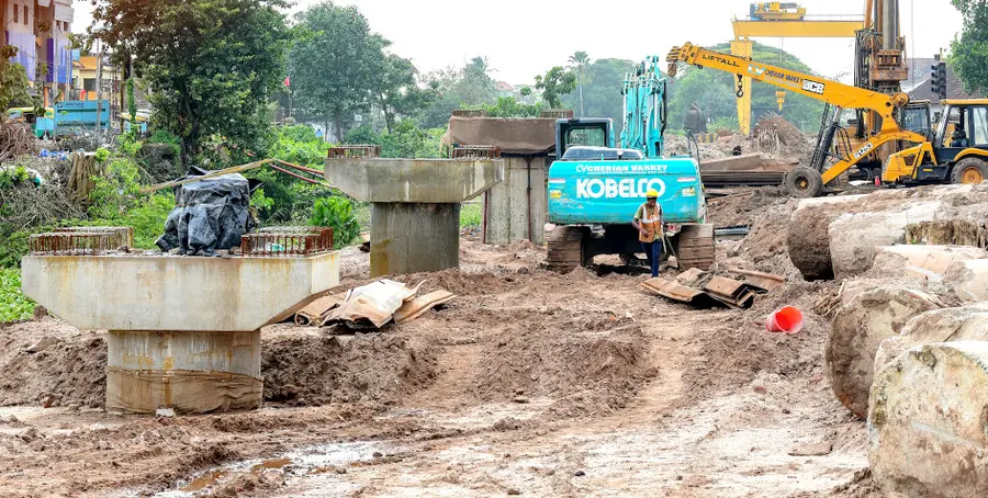ജില്ലാ കോടതിപ്പാലം നിർമാണത്തിന് വേഗമേറുന്നു