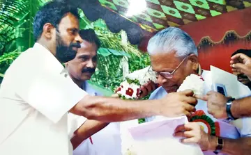 അഞ്ചുരുളി ഫെസ്റ്റിൽ വി എസ് അച്യൂതാനന്ദനെ സ്വകരിക്കുന്നു
