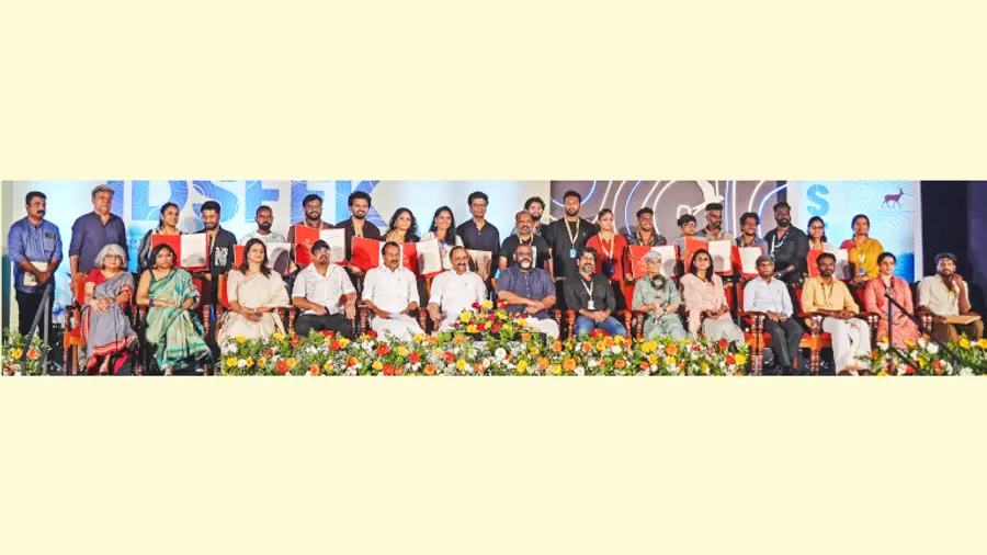 അന്താരാഷ്ട്ര ഡോക്യൂമെന്ററി ഷോർട്ഫിലിം ഫെസ്റ്റിവൽ പുരസ്‌കാരം നേടിയവർ മുഖ്യമന്ത്രി  വി ഡി  സതീശൻ,  മന്ത്രിമാരായ  പി സി വിഷ്‌ണുനാഥ്‌, സി പി ജോൺ  സംഘാടകർ   എന്നിവർക്കൊപ്പം