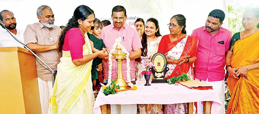 പള്ളിപ്പുറം ഡിവിഷനിലെ പാണാവള്ളി പഞ്ചായത്ത് ആറാംവാർഡിൽ നിർമിച്ച അങ്കണവാടി ജില്ലാ പഞ്ചായത്ത് പ്രസിഡന്റ് എ മഹേന്ദ്രൻ ഉദ്ഘാടനംചെയ്യുന്നു