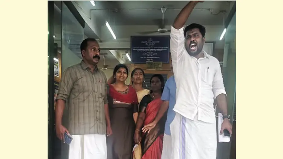 അങ്കണവാടി കലോത്സവത്തെ ബിജെപി രാഷ്ട്രീയ പരിപാടിയാക്കുന്നതിൽ
പ്രതിഷേധിക്കുന്ന എൽഡിഎഫ് അംഗങ്ങൾ
