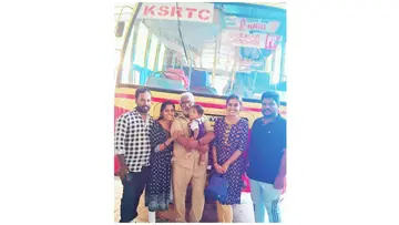 അനിൽകുമാർ മക്കളോടും മരുമക്കളോടും പേരക്കുട്ടിയോടുമൊപ്പം