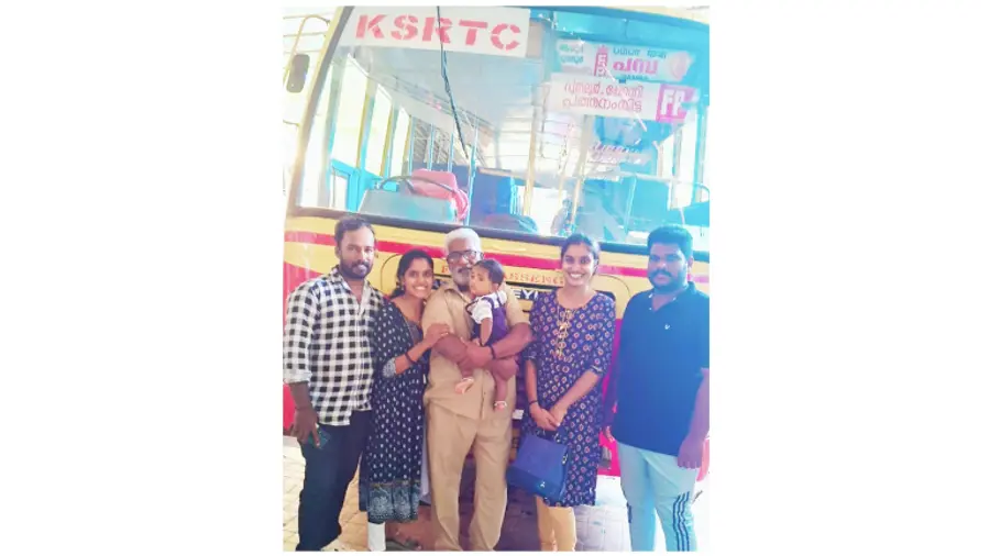 അനിൽകുമാർ മക്കളോടും മരുമക്കളോടും പേരക്കുട്ടിയോടുമൊപ്പം