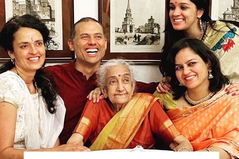 അനിൽ മേനോൻ പരേതയായ മുത്തശ്ശി കല്യാണിക്കുട്ടിക്കും ബന്ധുക്കൾക്കുമൊപ്പം  (2024ൽ പാലക്കാട് എത്തിയപ്പോൾ എടുത്ത ചിത്രം)
