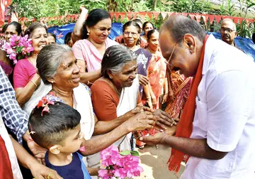 ഏങ്ങണ്ടിയൂർ കളരിക്കുന്നിൽ ഗുരുവായൂർ മണ്ഡലം എൽഡിഎഫ് സ്ഥാനാർഥി എൻ കെ അക്ബറിനെ ചക്കാണ്ടൻ വീട്ടിൽ ശാന്തയും രാധയും  ചേർന്ന് സ്വീകരിക്കുന്നു 