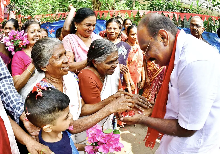 ഏങ്ങണ്ടിയൂർ കളരിക്കുന്നിൽ ഗുരുവായൂർ മണ്ഡലം എൽഡിഎഫ് സ്ഥാനാർഥി എൻ കെ അക്ബറിനെ ചക്കാണ്ടൻ വീട്ടിൽ ശാന്തയും രാധയും  ചേർന്ന് സ്വീകരിക്കുന്നു 