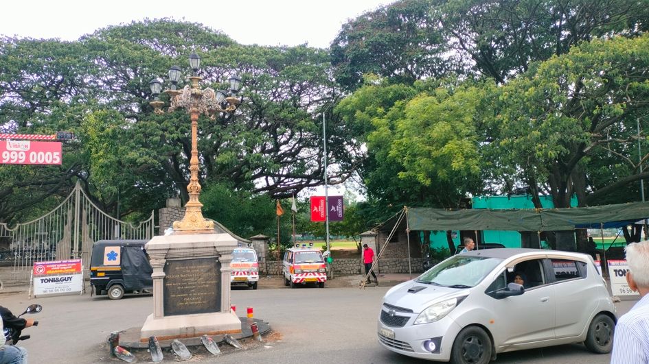 പാലക്കാട് കോട്ടമെെതാനത്തിന് സമീപത്തെ അഞ്ചുവിളക്ക് സ‍്മാരകം