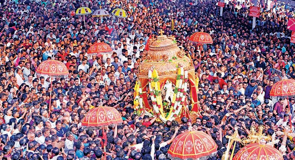 മകരം തിരുനാളിനോട് അനുബന്ധിച്ച് അർത്തുങ്കൽ സെന്റ് ആൻഡ്രൂസ് ബസലിക്കയിൽ വിശുദ്ധ സെബസ്ത്യാനോസിന്റെ തിരുസുരൂപം വഹിച്ച് നടന്ന പ്രദക്ഷിണം      