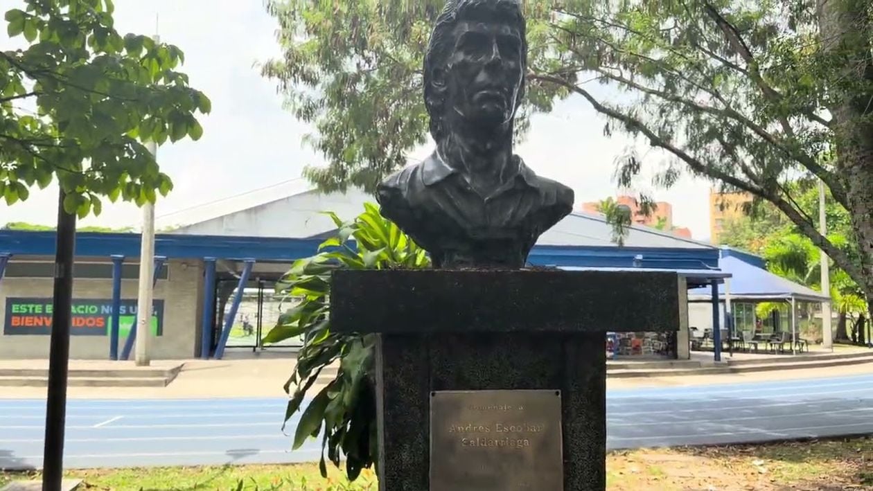 കൊളംബിയയിലെ മെഡലിനിലുള്ള എസ്‌കോബാറിന്റെ പ്രതിമ