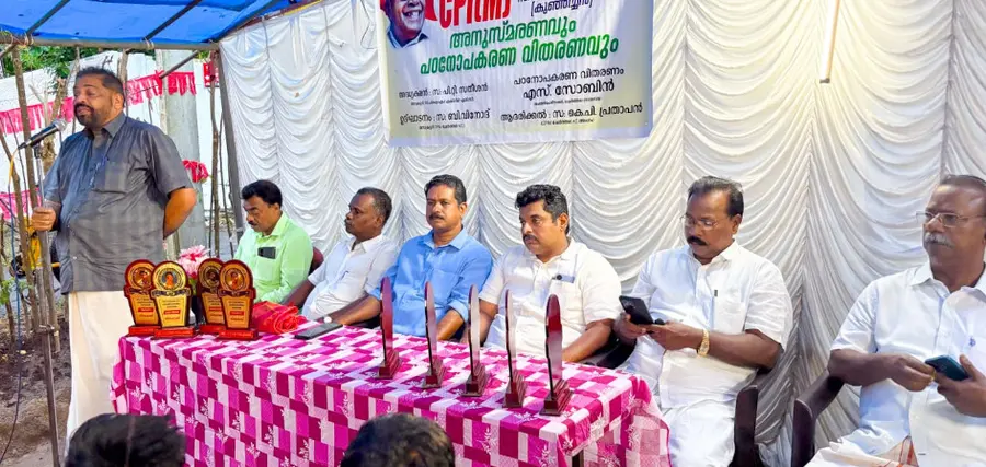 വി ഡി പൗലോസ്‌ അനുസ്‌മരണ സമ്മേളനം ഏരിയ സെക്രട്ടറി ബി വിനോദ്‌ ഉദ്‌ഘാടനംചെയ്യുന്നു 
