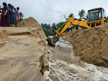 കൊടുങ്ങല്ലൂരിലെ തീരദേശത്തെ വെള്ളക്കെട്ടൊഴിവാക്കാൻ അറപ്പത്തോട് പൊട്ടിക്കുന്നു