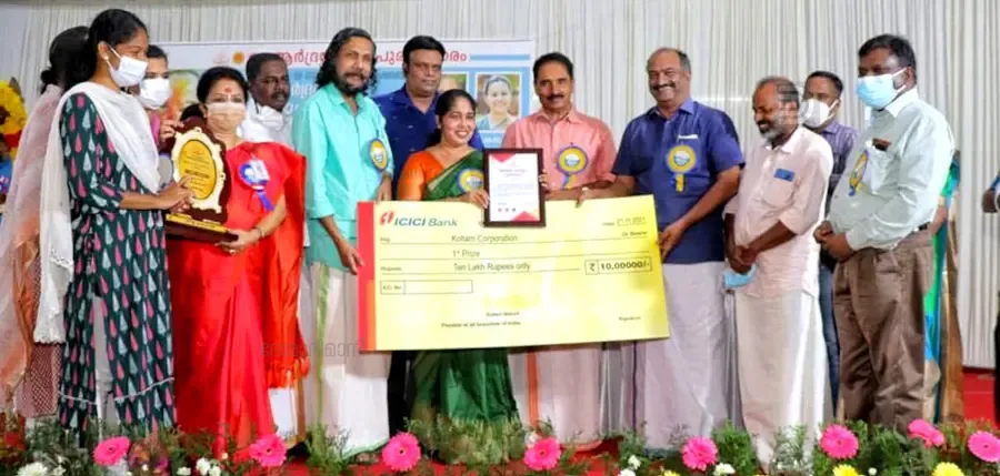 ആർദ്ര കേരളം പുരസ്‌കാരം മന്ത്രി കെ എൻ ബാലഗോപാലിൽനിന്ന്  ഏറ്റുവാങ്ങുന്നു  (ഫയൽ ചിത്രം)