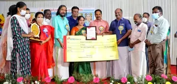 ആർദ്ര കേരളം പുരസ്‌കാരം മന്ത്രി കെ എൻ ബാലഗോപാലിൽനിന്ന്  ഏറ്റുവാങ്ങുന്നു  (ഫയൽ ചിത്രം)