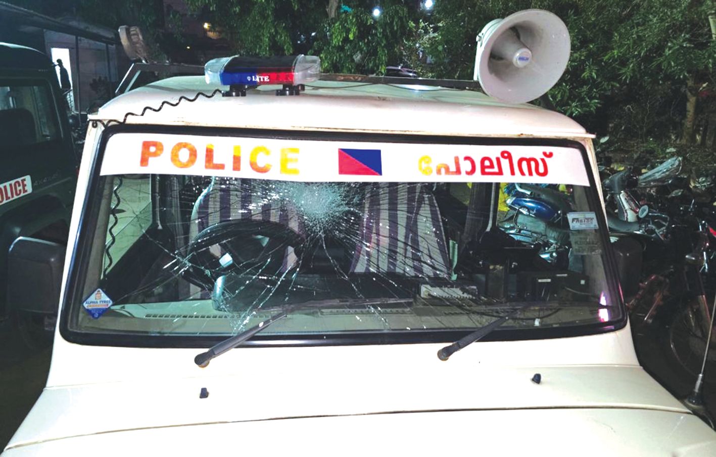 പൊലീസ് ജീപ്പിന്റെ ചില്ല് തകർന്നനിലയിൽ 