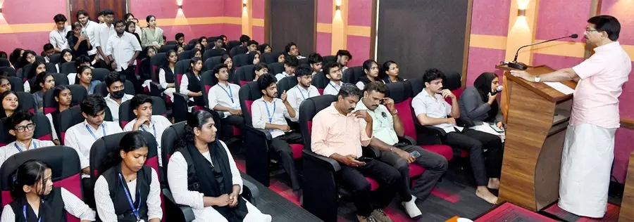 ദേശാഭിമാനി 'അറിവാണ് ലഹരി' ക്യാമ്പയിന്റെ ഭാഗമായി എരഞ്ഞിപ്പാലം സെന്റ് സേവ്യേഴ്സ് ആര്ട്സ് ആൻഡ് സയന്സ് കോളേജില് നടന്ന ലീഡേഴ്സ് മീറ്റ് മേയര് ഒ സദാശിവന് ഉദ്ഘാടനം ചെയ്യുന്നു.