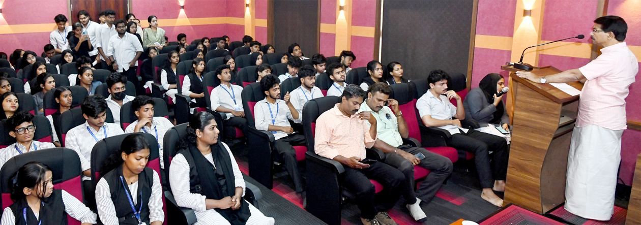ദേശാഭിമാനി 'അറിവാണ് ലഹരി' ക്യാമ്പയിന്റെ ഭാഗമായി എരഞ്ഞിപ്പാലം സെന്റ് സേവ്യേഴ്സ് ആര്‍ട്സ് ആൻഡ് സയന്‍സ് കോളേജില്‍ നടന്ന ലീഡേഴ്സ് മീറ്റ് മേയര്‍ ഒ സദാശിവന്‍ ഉദ്ഘാടനം ചെയ്യുന്നു.