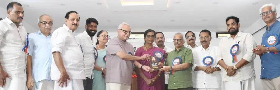 കർണാടകയിലെ ഷിരൂരിൽ മണ്ണിടിച്ചിലിൽ മരിച്ച അർജുന്റെ അമ്മ ഷീല കുറുവച്ചാലിൽ എഴുതിയ ‘അർജുൻ എന്റെ മകൻ’ പുസ്തകത്തിന്റെ പ്രകാശനം  സാഹിത്യകാരൻ എം മുകുന്ദൻ എം വി ശ്രേയാംസ്‌കുമാറിന് നൽകി നിർവഹിക്കുന്നു