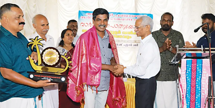 അരൂക്കുറ്റി പഞ്ചായത്ത് സഹകരണസംഘം കംപ്യൂട്ടർവൽക്കരണം ഉദ്‌ഘാടനംചെയ്‌ത സഹകരണ അസി. ഡയറക്‌ടർ(ഓഡിറ്റ്‌) എൻ ജി സുമേഷിനെ പ്രൊമോട്ടിങ്‌ ക‍ൗൺസിലംഗം ശശി മട്ടമ്മേൽ ആദരിക്കുന്നു