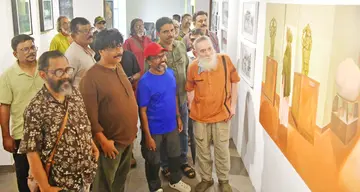 ചിന്ത രവീന്ദ്രൻ ഫൌണ്ടേഷൻ നേതൃത്വത്തിൽ ആർട്ട് ഗ്യാലറിയിൽ ആരംഭിച്ച ചിത്ര പ്രദർശനം കാണുന്ന ഉദ്ഘാടകൻ വത്സൻ കൂർമ്മ കൊല്ലേരിയും ചിത്രകാരന്മാരും
