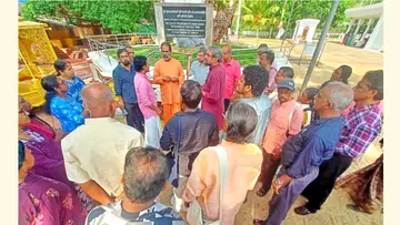 കാവ്യദേശാടനം അരുവിപ്പുറത്ത് സാന്ദ്രാനന്ദ സ്വാമി ഉദ്ഘാടനം ചെയ്യുന്നു. അശോകൻ ചരുവിൽ, രാവുണ്ണി,  ബിജു ബാലകൃഷ്ണൻ, റീബ പോൾ, ജയകുമാർ ചെങ്ങമനാട് തുടങ്ങിയവർ സമീപം
