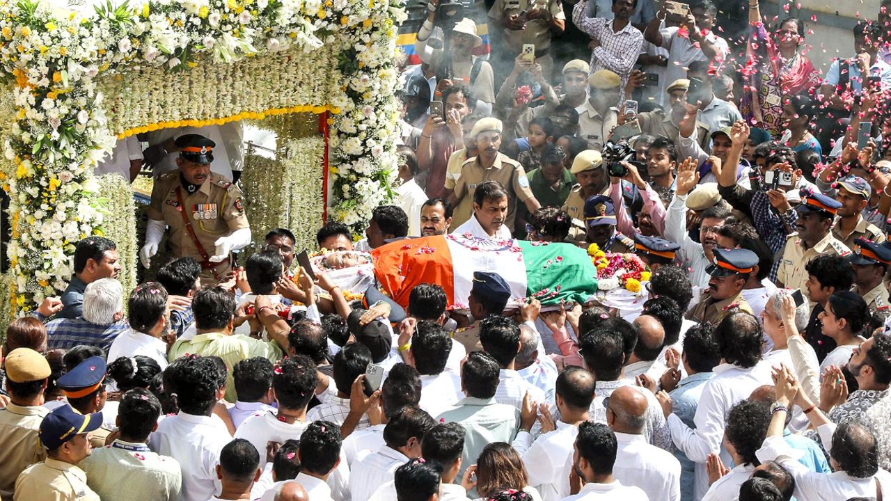 ആശാ ഭോസ്‌ലെയുടെ മൃതദേഹം സംസ്കാരച്ചടങ്ങിനായി മുംബൈ ദാദറിലെ ശിവാജി പാർക്ക്‌ ശ്‌മശാനത്തിലേക്ക് കൊണ്ടുപോകുന്നു