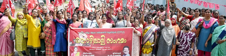 ജില്ലാ ആശാ വർക്കേഴ്സ് യൂണിയൻ തൊഴിലാളി സംഗമത്തിന്റെ ഭാഗമായി മലപ്പുറത്ത് നടത്തിയ പ്രകടനം