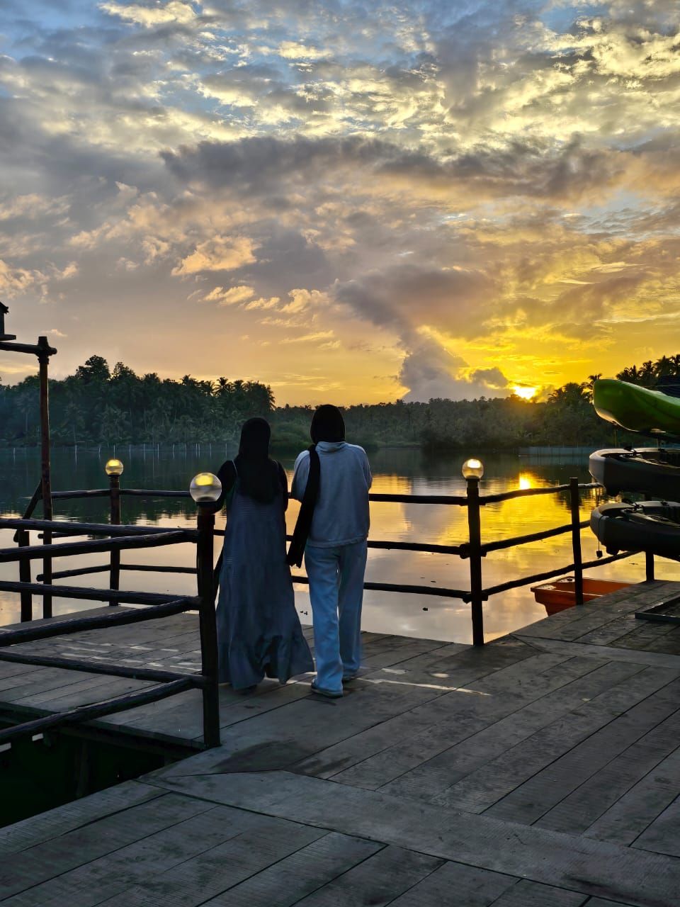 വാട്ടർ വില്ലേജിൽ അസ്തമയം കാണാനെത്തിയവർ