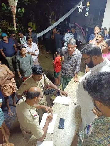 ഭൂചലനം അനുഭവപ്പെട്ട പ്രദേശത്ത്‌ തൊട്ടിൽപ്പാലം പൊലീസും  ജനപ്രതിനിധികളും എത്തിയപ്പോൾ