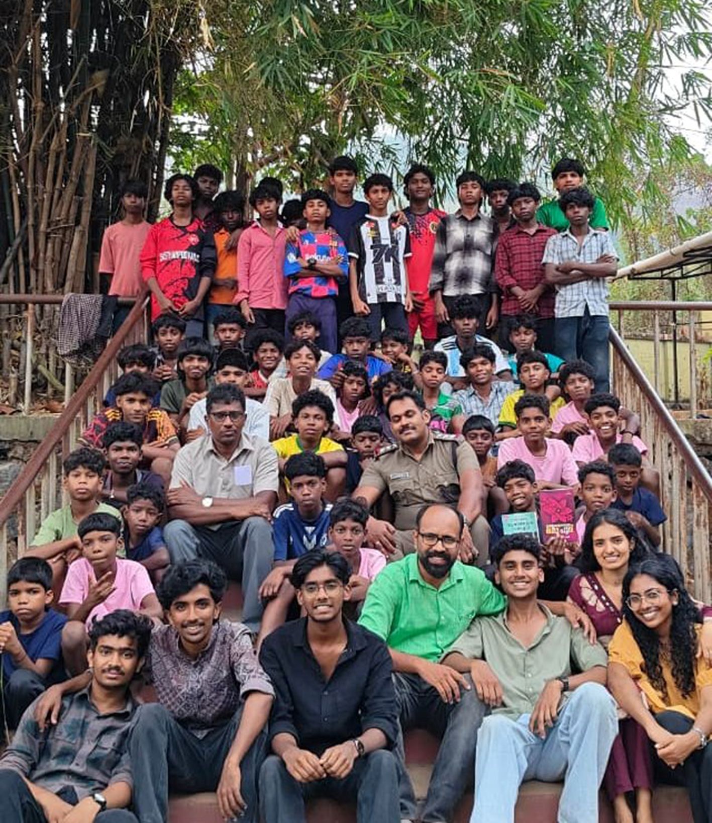 പുസ്തകവിതരണത്തിന് ശേഷം കേരളവർമ കോളേജ്‌ എൻഎസ്‌എസ്‌ യൂണിറ്റ്‌ അംഗങ്ങൾ വെറ്റിലപ്പാറ പ്രീ-മെട്രിക് ബോയ്സ് ഹോസ്റ്റലിലെ കുട്ടികളുമൊത്ത്‌ 