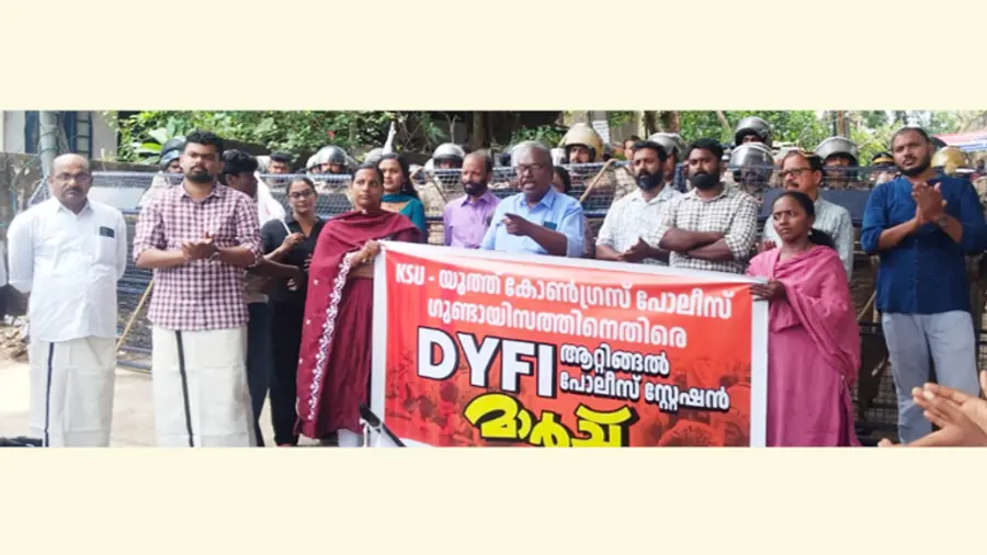 ആറ്റിങ്ങൽ പോളിടെക്നിക്കിൽ തെരഞ്ഞെടുപ്പുമായി ബന്ധപ്പെട്ട് എസ്എഫ്ഐ പ്രവർത്തകരെ കെഎസ്‌യു, യൂത്ത്  കോൺഗ്രസ് അക്രമികൾ മർദിച്ചതിൽ പ്രതിഷേധിച്ച്‌ ഡിവൈഎഫ്ഐ നടത്തിയ ആറ്റിങ്ങൽ പൊലീസ് സ്‌റ്റേഷൻ മാർച്ച്  ആർ സുഭാഷ് ഉദ്ഘാടനം ചെയ്യുന്നു